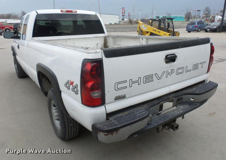 image for item J1566 2007 Chevrolet Silverado Classic 2500HD Ext. Cab pickup truck