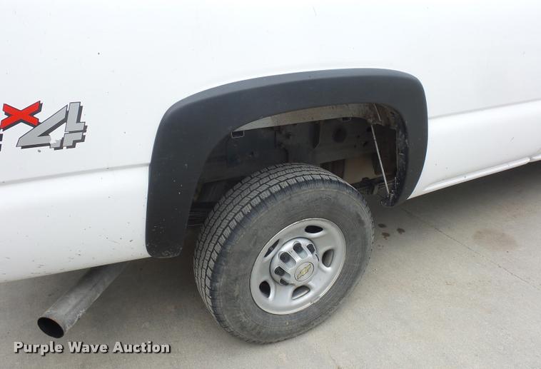 image for item J1566 2007 Chevrolet Silverado Classic 2500HD Ext. Cab pickup truck