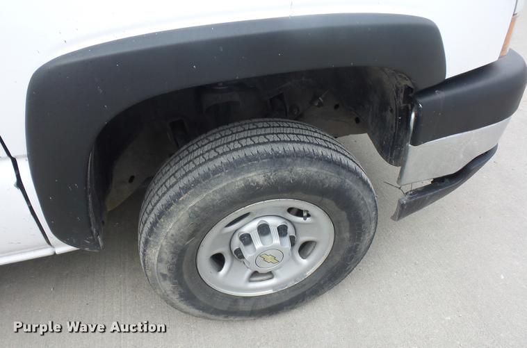 image for item J1566 2007 Chevrolet Silverado Classic 2500HD Ext. Cab pickup truck