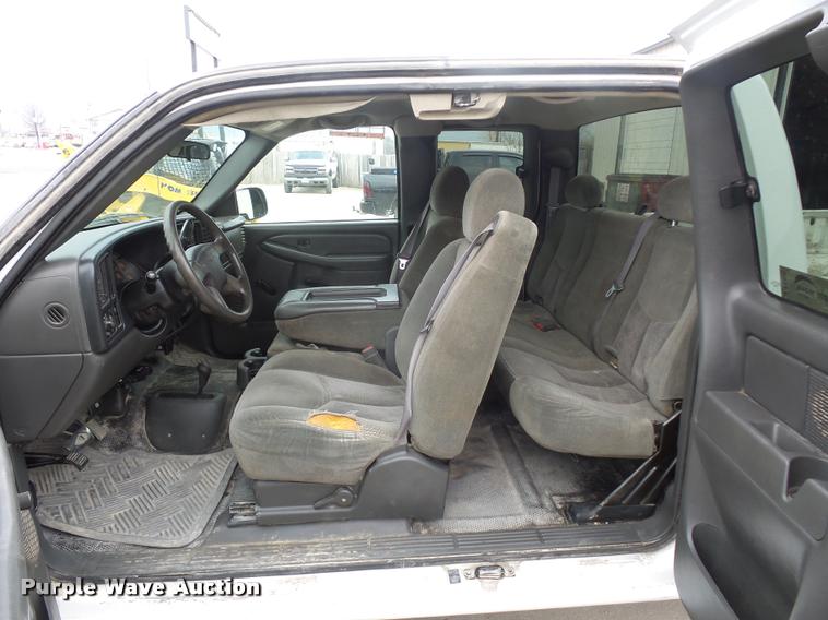 image for item J1566 2007 Chevrolet Silverado Classic 2500HD Ext. Cab pickup truck