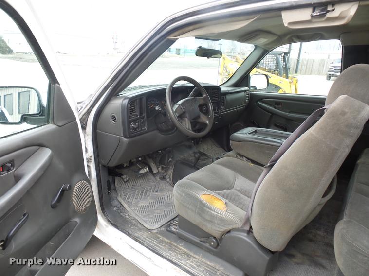 image for item J1566 2007 Chevrolet Silverado Classic 2500HD Ext. Cab pickup truck