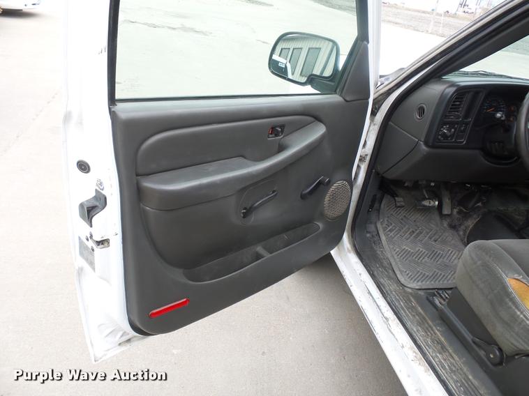 image for item J1566 2007 Chevrolet Silverado Classic 2500HD Ext. Cab pickup truck