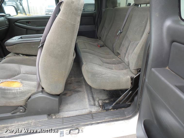 image for item J1566 2007 Chevrolet Silverado Classic 2500HD Ext. Cab pickup truck