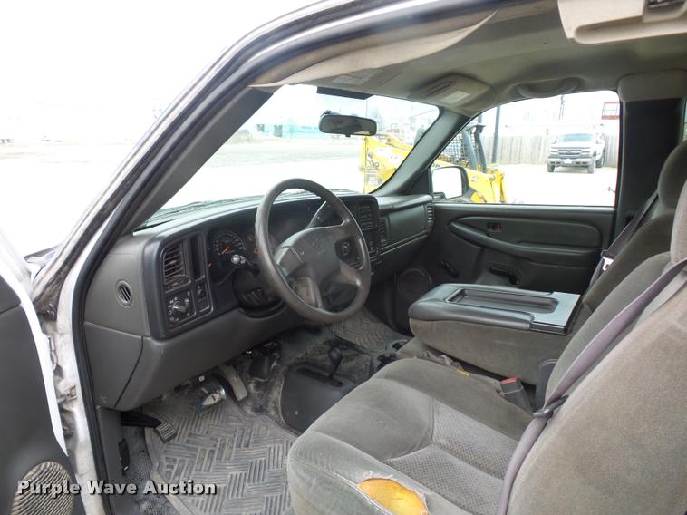 image for item J1566 2007 Chevrolet Silverado Classic 2500HD Ext. Cab pickup truck