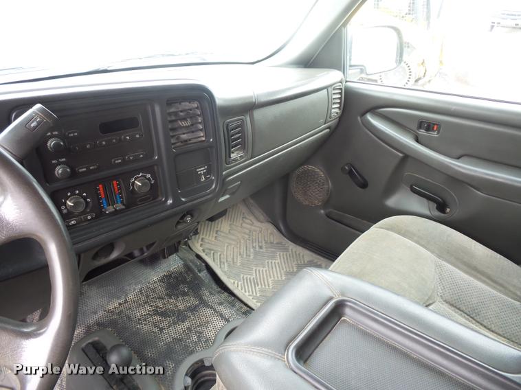 image for item J1566 2007 Chevrolet Silverado Classic 2500HD Ext. Cab pickup truck