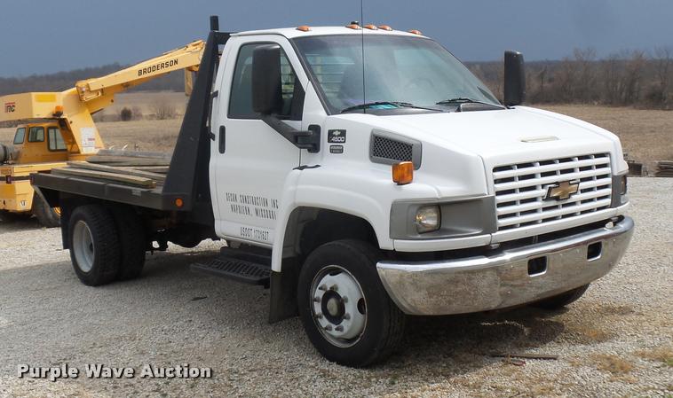 image for item J1569 2003 Chevrolet C4500 flatbed truck