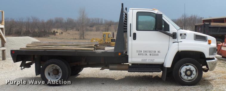 image for item J1569 2003 Chevrolet C4500 flatbed truck