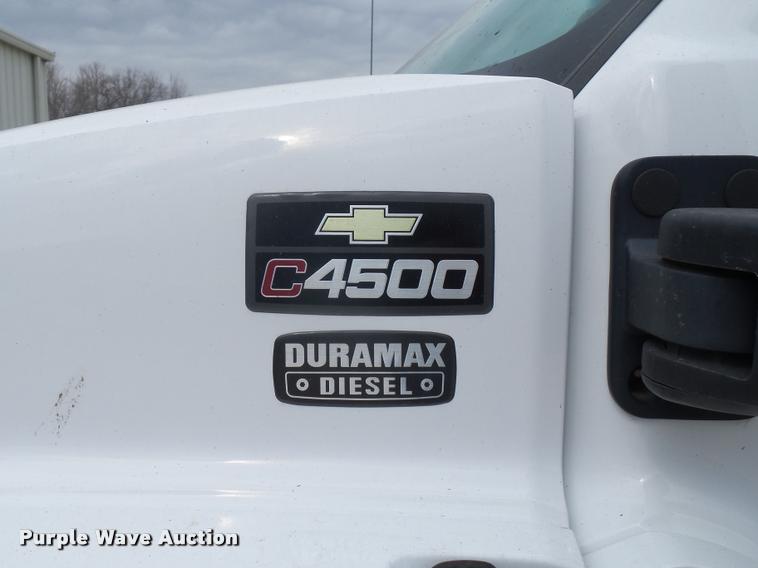 image for item J1569 2003 Chevrolet C4500 flatbed truck