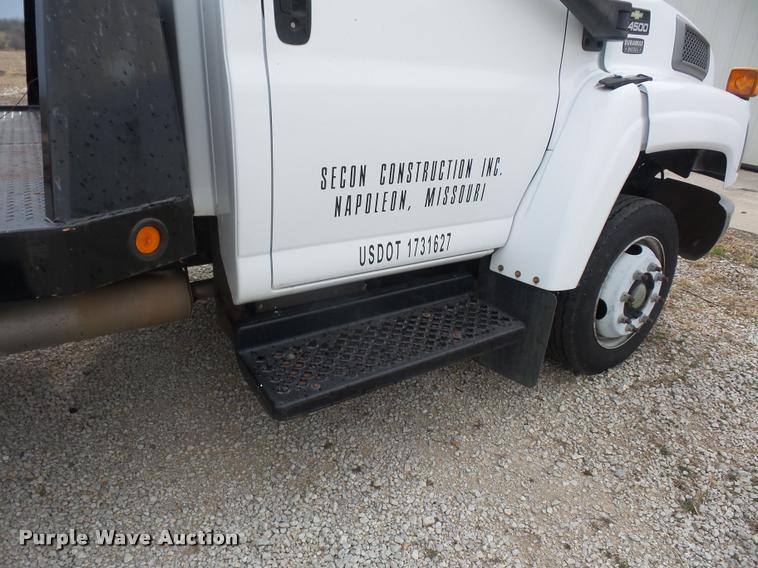 image for item J1569 2003 Chevrolet C4500 flatbed truck