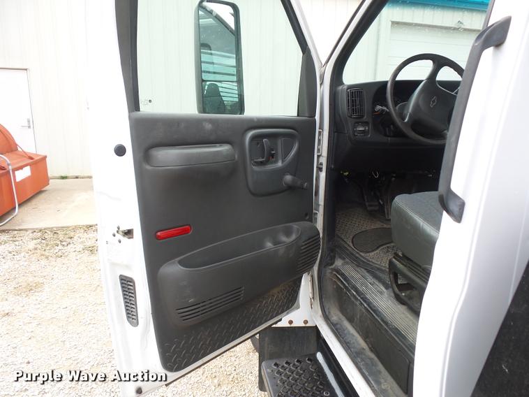 image for item J1569 2003 Chevrolet C4500 flatbed truck