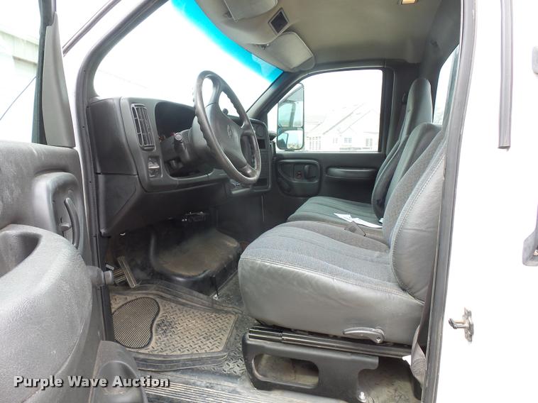 image for item J1569 2003 Chevrolet C4500 flatbed truck