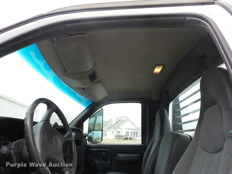 image for item J1569 2003 Chevrolet C4500 flatbed truck