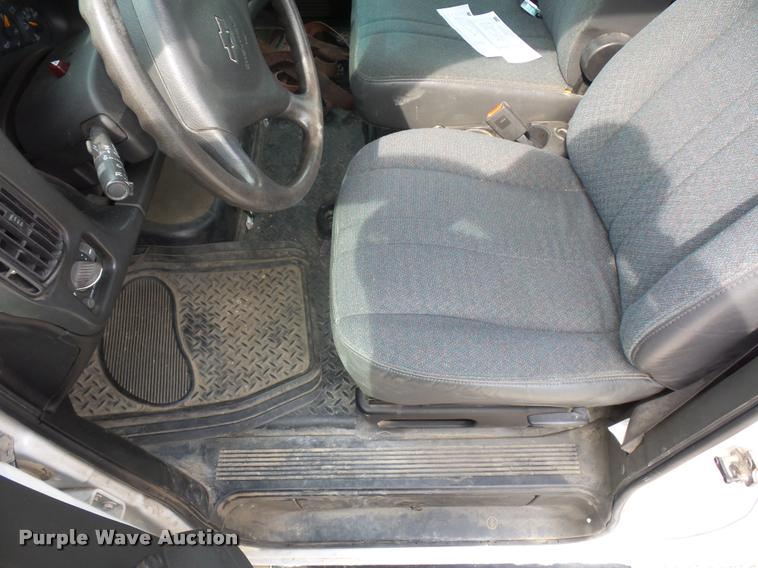 image for item J1569 2003 Chevrolet C4500 flatbed truck