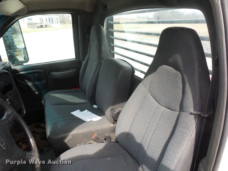 image for item J1569 2003 Chevrolet C4500 flatbed truck