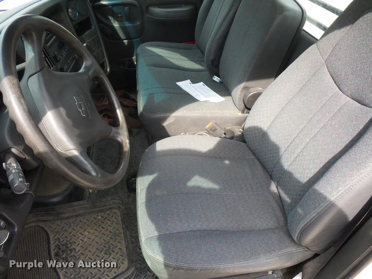 image for item J1569 2003 Chevrolet C4500 flatbed truck