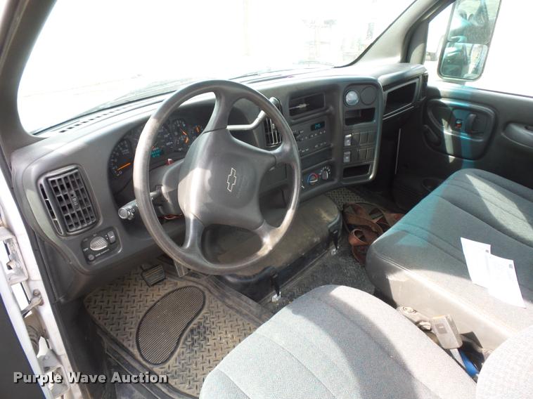 image for item J1569 2003 Chevrolet C4500 flatbed truck