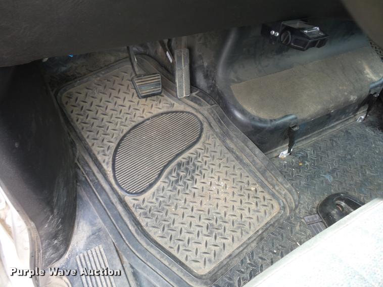 image for item J1569 2003 Chevrolet C4500 flatbed truck