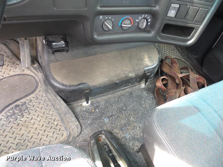 image for item J1569 2003 Chevrolet C4500 flatbed truck