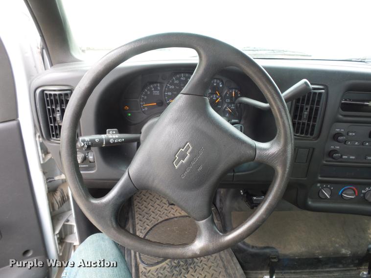 image for item J1569 2003 Chevrolet C4500 flatbed truck