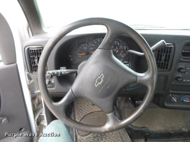 image for item J1569 2003 Chevrolet C4500 flatbed truck