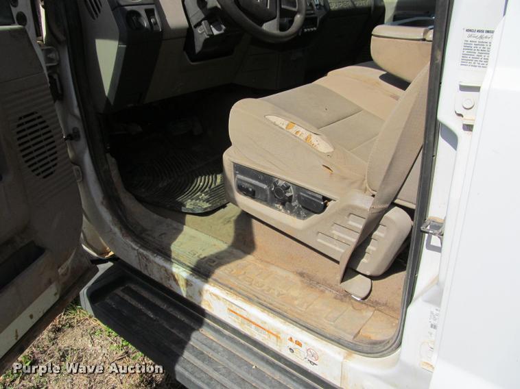 image for item J2617 2008 Ford F450 Super Duty XLT Crew Cab truck cab and chassis