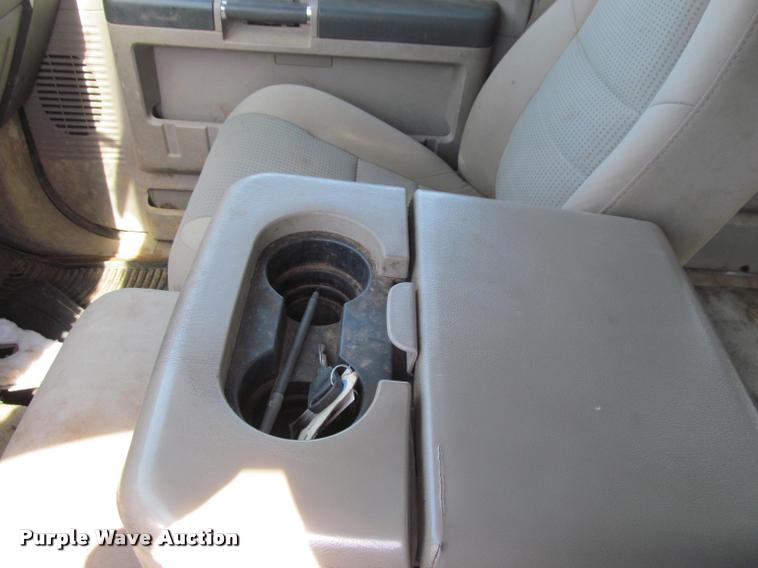 image for item J2617 2008 Ford F450 Super Duty XLT Crew Cab truck cab and chassis