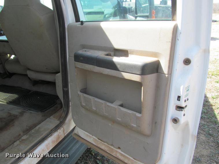 image for item J2617 2008 Ford F450 Super Duty XLT Crew Cab truck cab and chassis