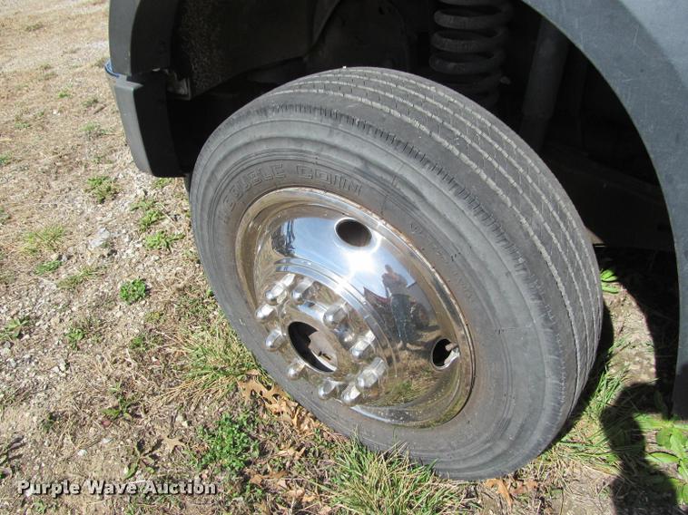 image for item J2617 2008 Ford F450 Super Duty XLT Crew Cab truck cab and chassis