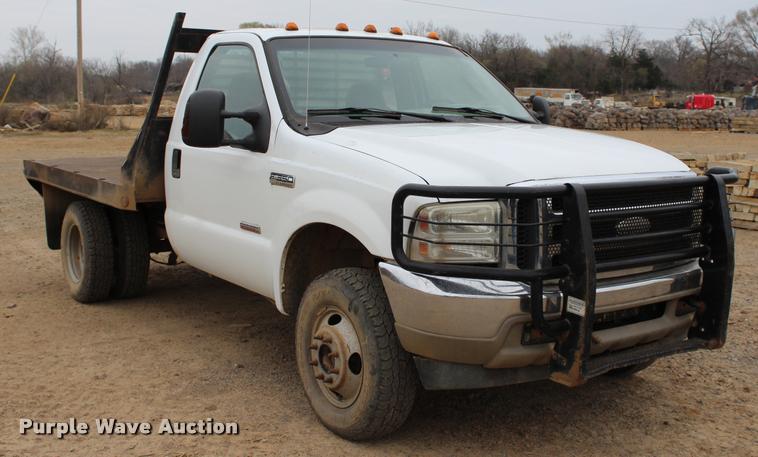 image for item L4954 2005 Ford F350 Super Duty flatbed pickup truck