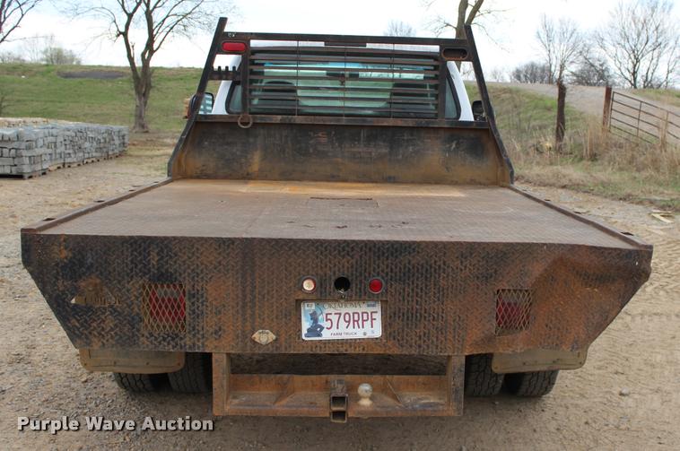 image for item L4954 2005 Ford F350 Super Duty flatbed pickup truck