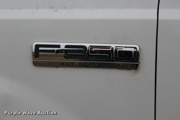 image for item L4954 2005 Ford F350 Super Duty flatbed pickup truck