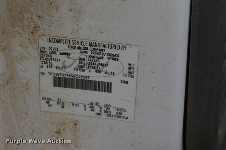 image for item L4954 2005 Ford F350 Super Duty flatbed pickup truck