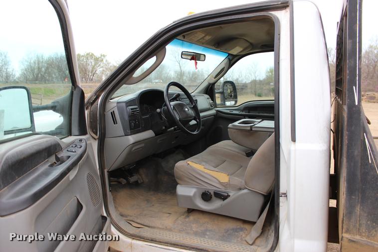 image for item L4954 2005 Ford F350 Super Duty flatbed pickup truck