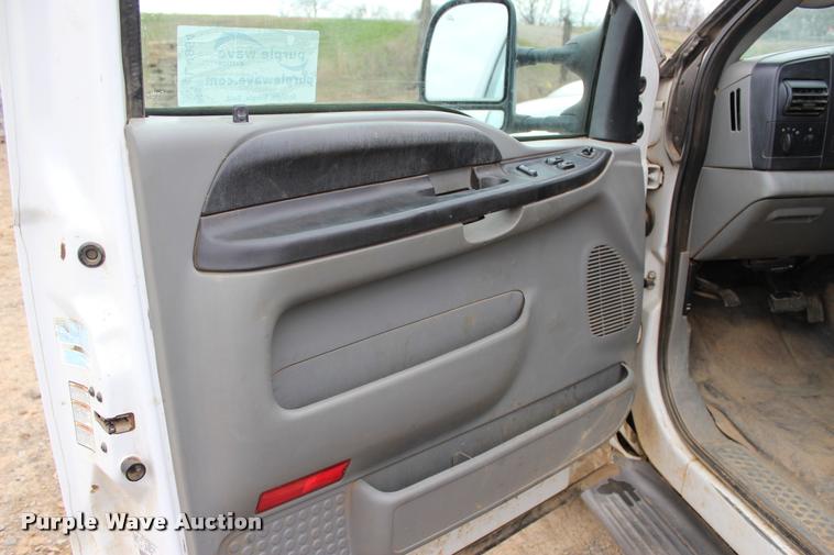 image for item L4954 2005 Ford F350 Super Duty flatbed pickup truck