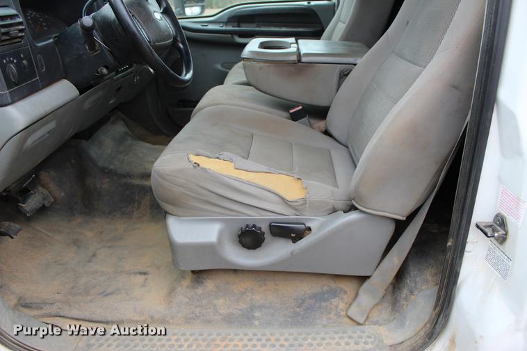 image for item L4954 2005 Ford F350 Super Duty flatbed pickup truck