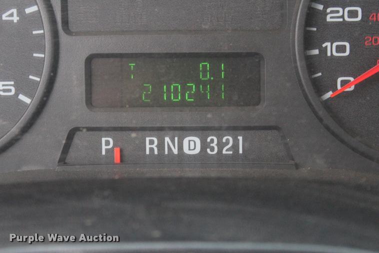 image for item L4954 2005 Ford F350 Super Duty flatbed pickup truck