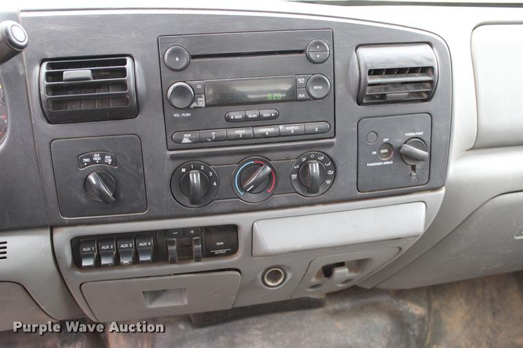 image for item L4954 2005 Ford F350 Super Duty flatbed pickup truck