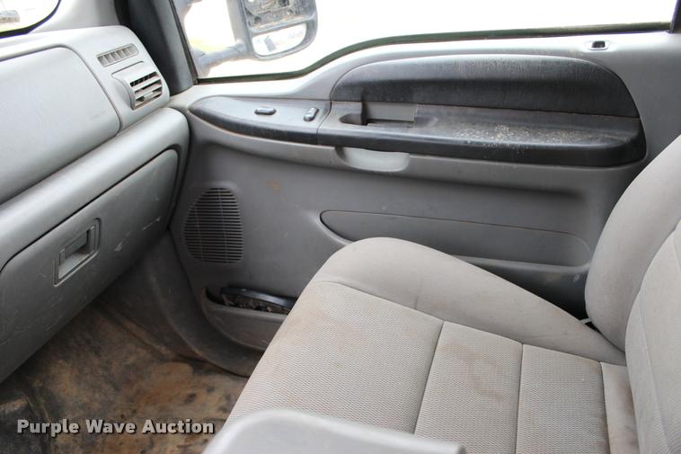 image for item L4954 2005 Ford F350 Super Duty flatbed pickup truck