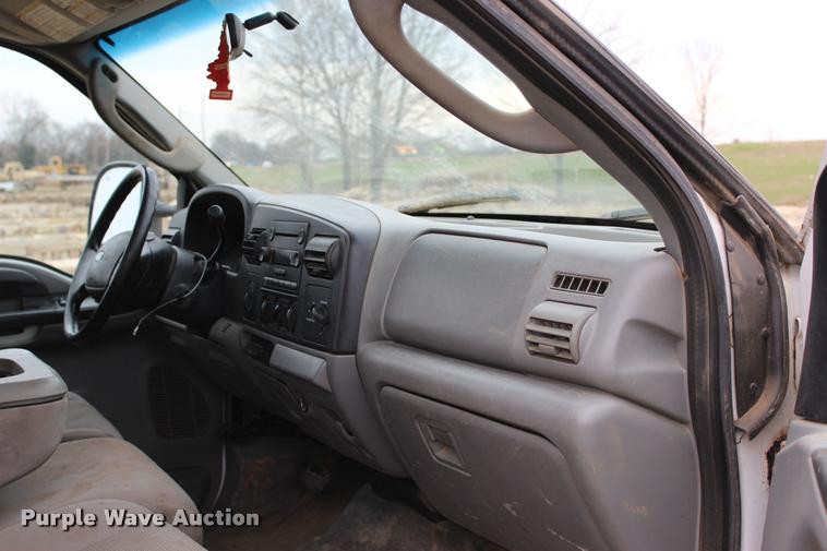 image for item L4954 2005 Ford F350 Super Duty flatbed pickup truck