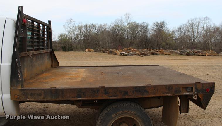 image for item L4954 2005 Ford F350 Super Duty flatbed pickup truck