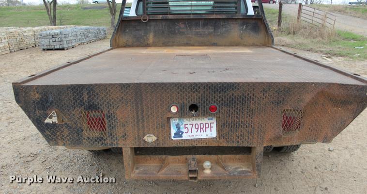 image for item L4954 2005 Ford F350 Super Duty flatbed pickup truck