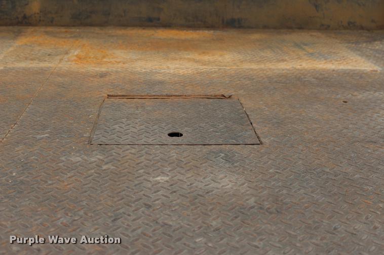 image for item L4954 2005 Ford F350 Super Duty flatbed pickup truck