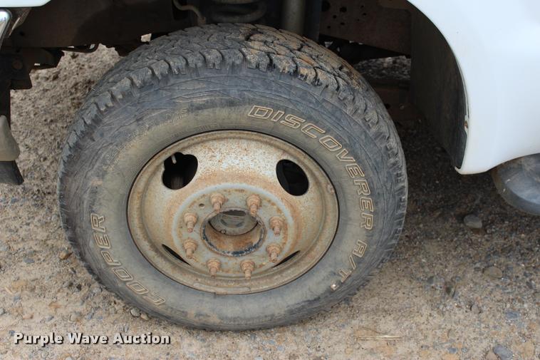 image for item L4954 2005 Ford F350 Super Duty flatbed pickup truck