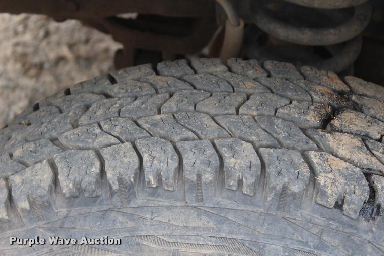 image for item L4954 2005 Ford F350 Super Duty flatbed pickup truck