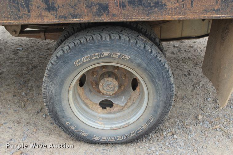 image for item L4954 2005 Ford F350 Super Duty flatbed pickup truck