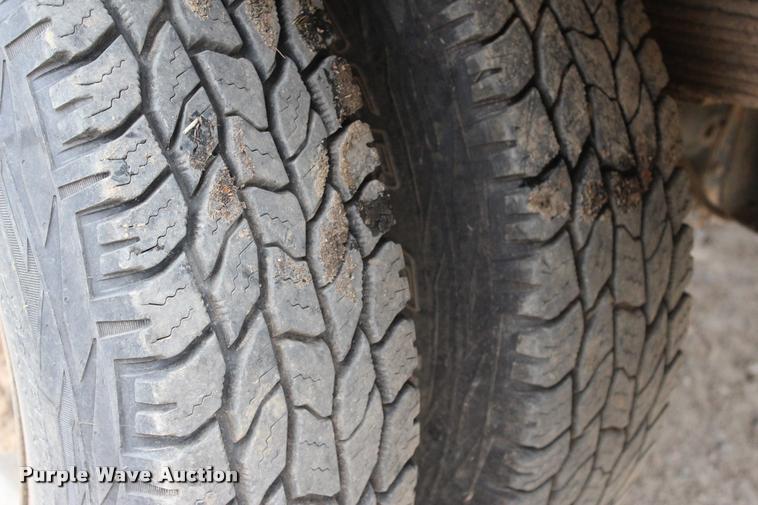 image for item L4954 2005 Ford F350 Super Duty flatbed pickup truck