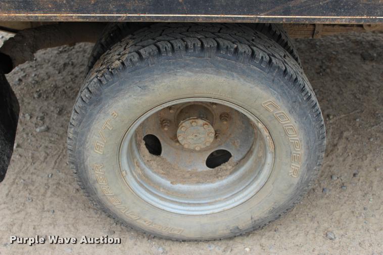 image for item L4954 2005 Ford F350 Super Duty flatbed pickup truck