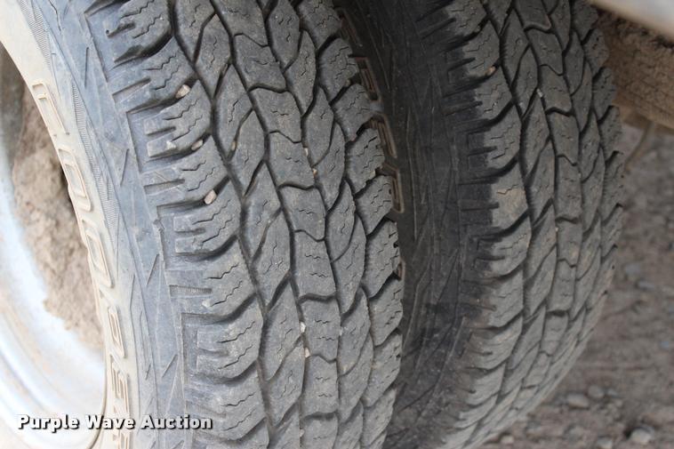 image for item L4954 2005 Ford F350 Super Duty flatbed pickup truck