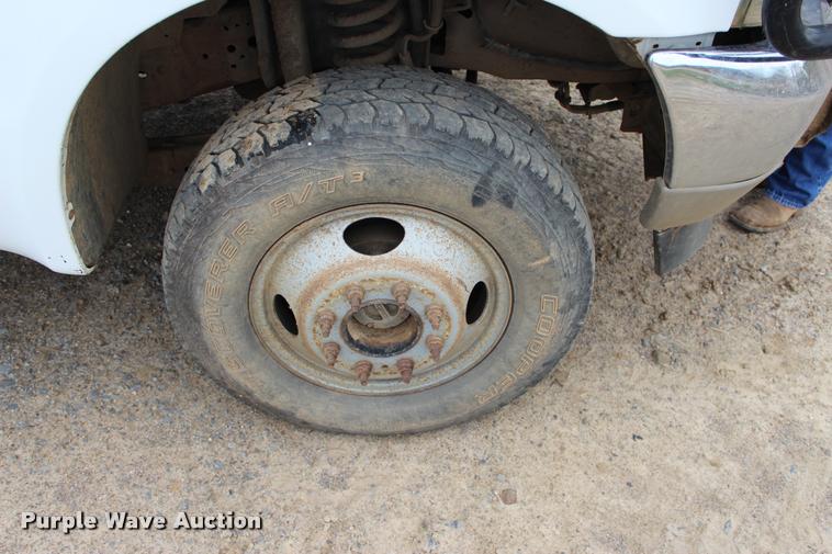 image for item L4954 2005 Ford F350 Super Duty flatbed pickup truck