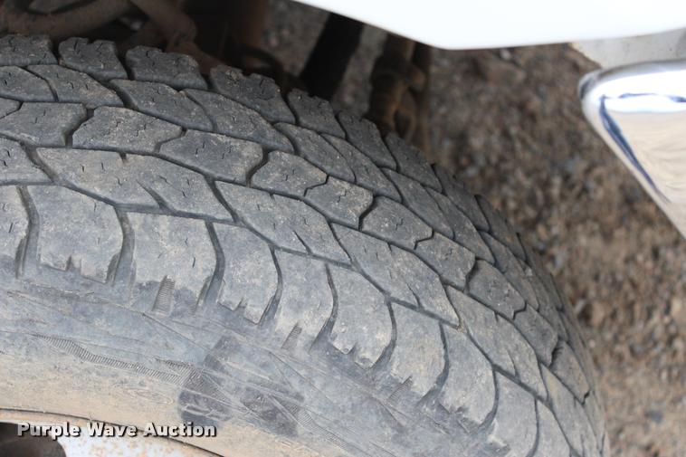 image for item L4954 2005 Ford F350 Super Duty flatbed pickup truck